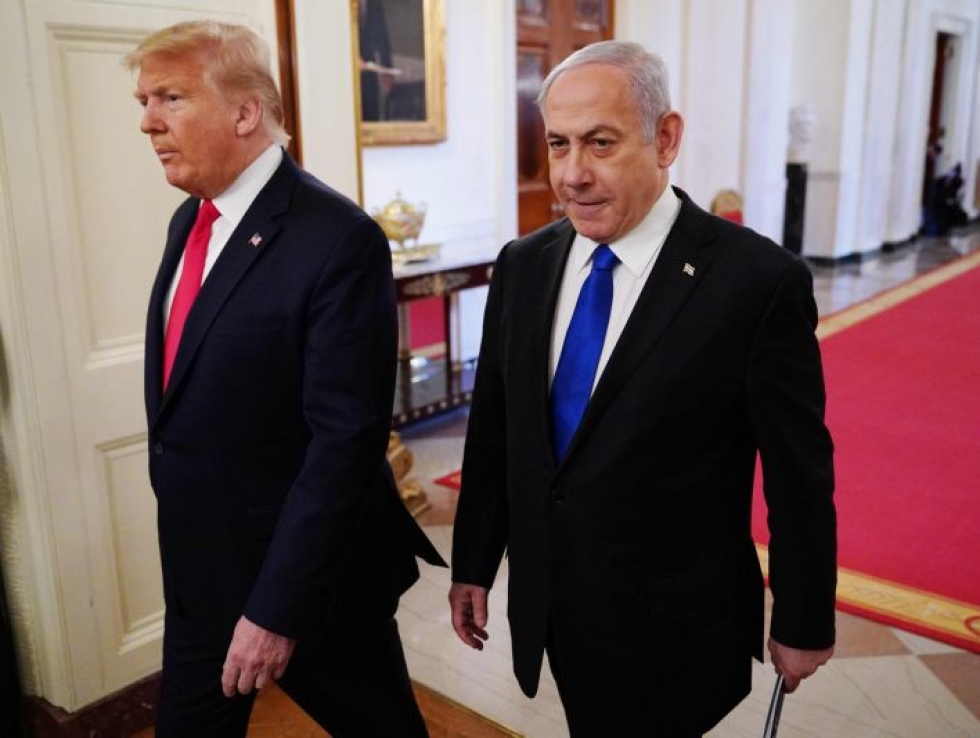 Presidentti Donald Trump (vas.) ja Israelin pääministeri Benjamin Netanjahu saapumassa Trumpin rauhansuunnitelman julkistukseen Valkoisessa talossa Washingtonissa. LEHTIKUVA / AFP