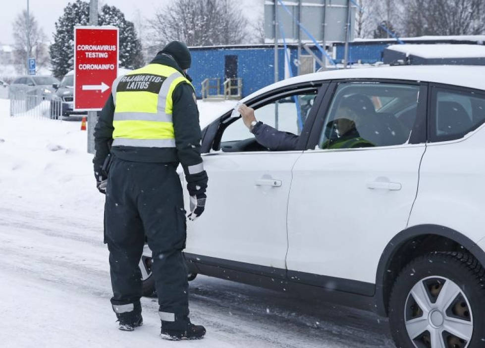 Rajavartija Suomen ja Ruotsin rajalla tekemässä tarkastusta. Suomi kertoi perjantaina uusista rajaliikenteen rajoituksista.