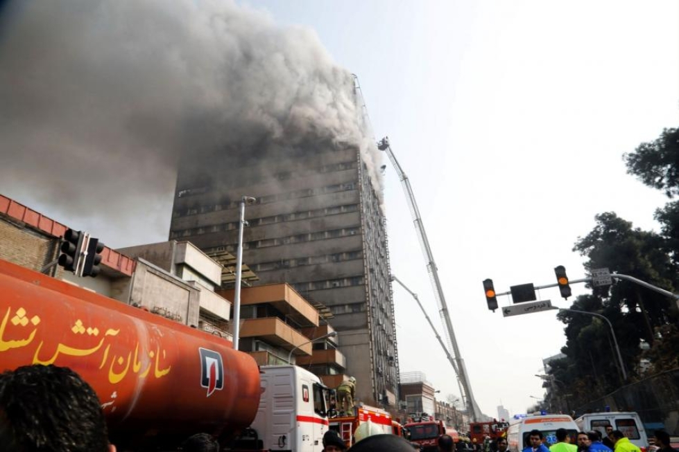 Tornitalon ylimmissä kerroksissa roihunnut palo romahdutti rakennuksen. Lehtikuva/AFP