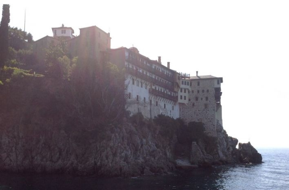 Gregoriuksen luostari sijaitsee meren äärellä.