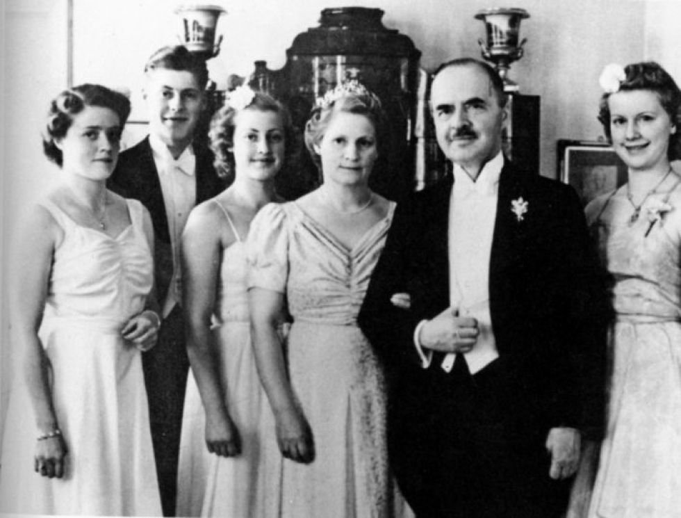 Antti Hackzellin perhe valmiina itsenäisyyspäivän juhliin vuonna 1935.