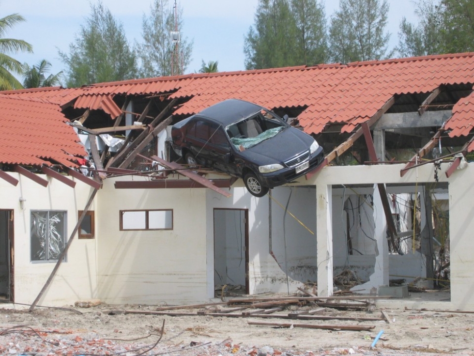 Tsunamin voimakkuutta kuvaa se, että aalto on heittänyt auton talon katolle.
