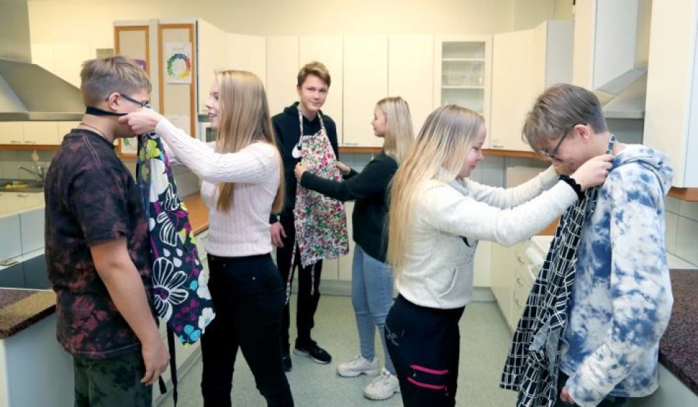 Yhdeksäsluokkalaiset Nooa Turunen, Jasmin Hiltunen, Otto Kokkonen, Lilja Kovanen, Nea Tuononen ja Eeli Gröhn Pääasiassa nuoret ovat pääosin tyytyväisiä siihen, kuinka sukupuoleen koulumaailmassa suhtaudutaan