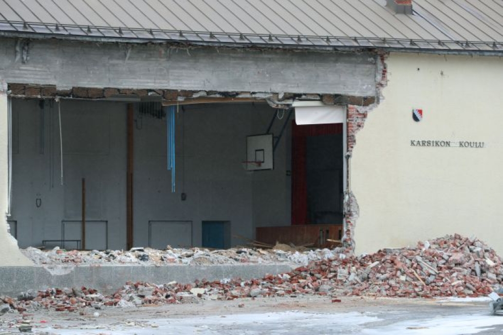 Karsikon entisen koulun liikuntasalilla ei ole enää seinää.