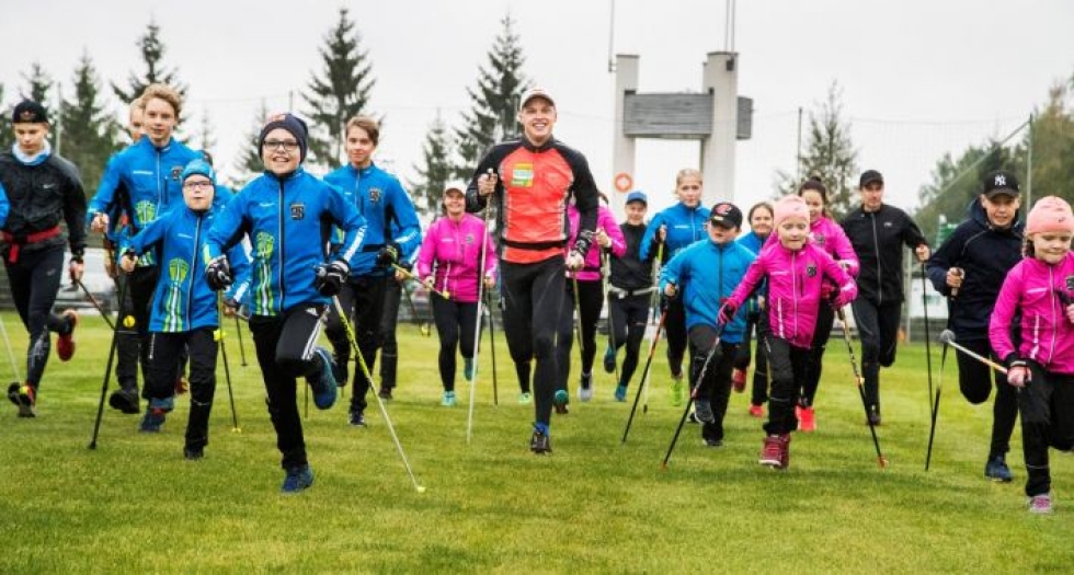 Puijon Hiihtoseuran nuorimmat hiihtäjät haastoivat seuran ykkösurheilijan Iivo Niskasen heti kisaan harjoitusten lämmittelyosuudessa.