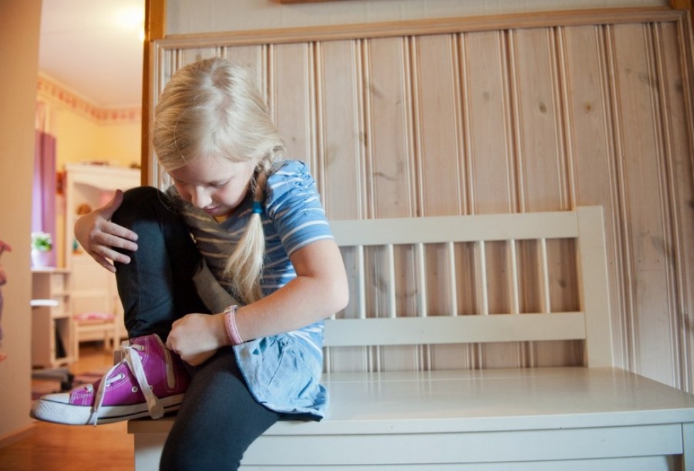 Ekaluokkalainen Emilia Niemeläinen, 7, ei osaa vielä lukea, mutta kengännauhansa hän solmii itse.