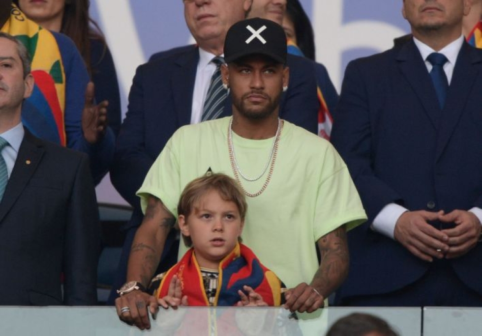 Sunnuntaina Neymar katseli Etelä-Amerikan mestaruusottelua Brasilian ja Perun välillä. Lehtikuva/AFP
