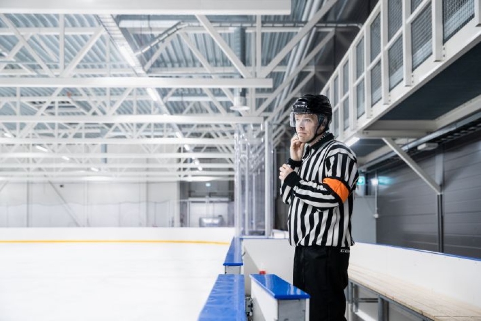 Maakuntajohtaja Markus Hirvoselle tekemisen pelisäännöt ovat tuttuja myös jääkiekkotuomarina.