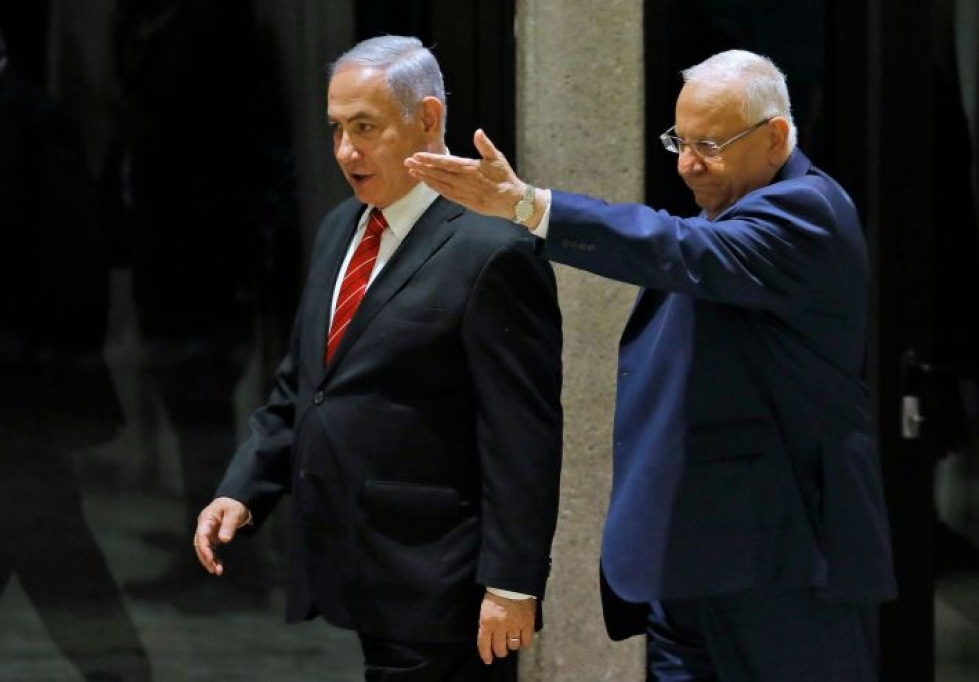 Pääministeri Benjamin Netanjahu (vas.) ja presidentti Reuven Rivlin saapumassa lehdistötilaisuuteen Jerusalemissa viime kuussa. LEHTIKUVA / AFP