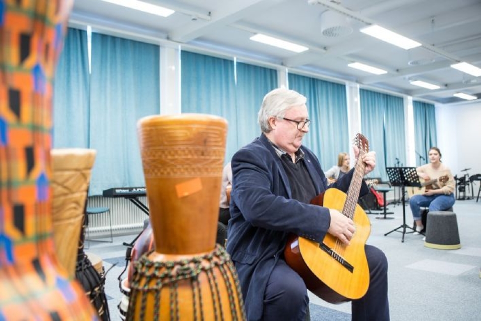 Vuoden alussa luovuuskasvatuksen professorina Itä-Suomen yliopistossa aloittanut Antti Juvonen toteuttaa omaa luovuuttaan niin tutkijan työssä kuin musiikin harrastajana. 