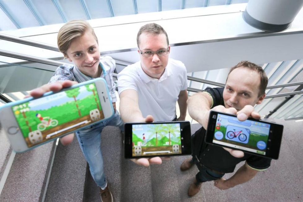 RiverGamesin peli Wheelie Bikes saavutti syksyllä miljoonan latuksen rajan Google Play kaupassa. Kuvassa Vili Hurskainen, pelin kehittäjä Ari Paloniitty ja RiverGamesin pääomistaja Mika Hurskainen.
