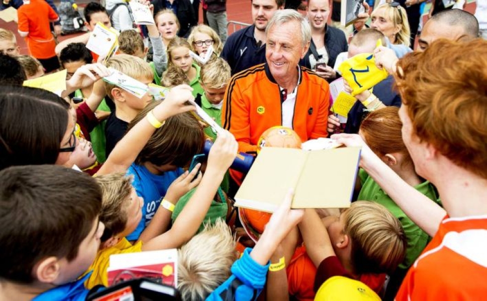 Johan Cruyff jätti merkittävät jäljet jalkapalloon sekä pelaajana että valmentajana.