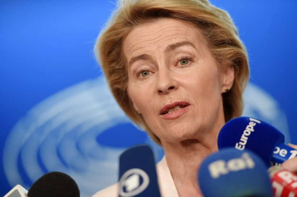 EU-komission johtoon on nousemassa saksalainen Ursula von der Leyen. Ehdokkuus on herättänyt runsaasti arvostelua, sillä sen katsotaan pyyhkivän kärkiehdokasmenettelyllä pöytää. Moni suomalaismeppikin puntaroi vielä äänestyspäätöstään.