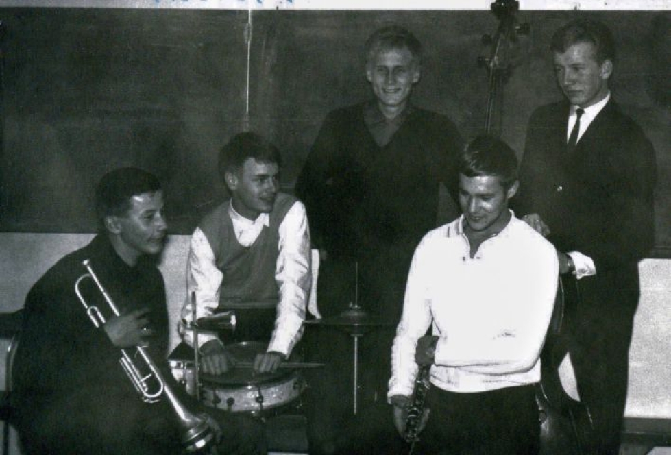 Caren Quintet Joensuun lyseon musiikkiluokassa vuonna 1959. Vasemmalta trumpetisti Erkki Kettunen, rumpali Aarno Liitsalo, kontrabasisti Pekka Kuitunen, klarinetisti Seppo Karhemaa ja pianisti Esko Räsänen.