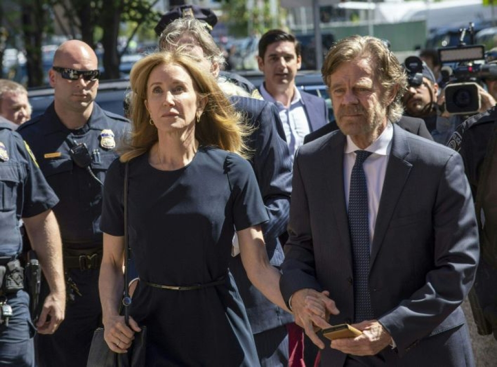 Felicity Huffman miehensä William H. Macyn kanssa saapumassa oikeuteen. Lehtikuva/AFP