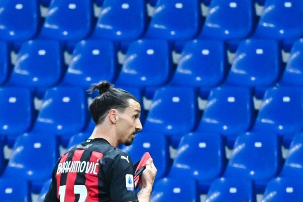 Ibrahimovicin loukkaantuminen on huolestuttanut Ruotsissa, sillä EM-turnauksen alkuun on enää kuukausi. LEHTIKUVA/AFP