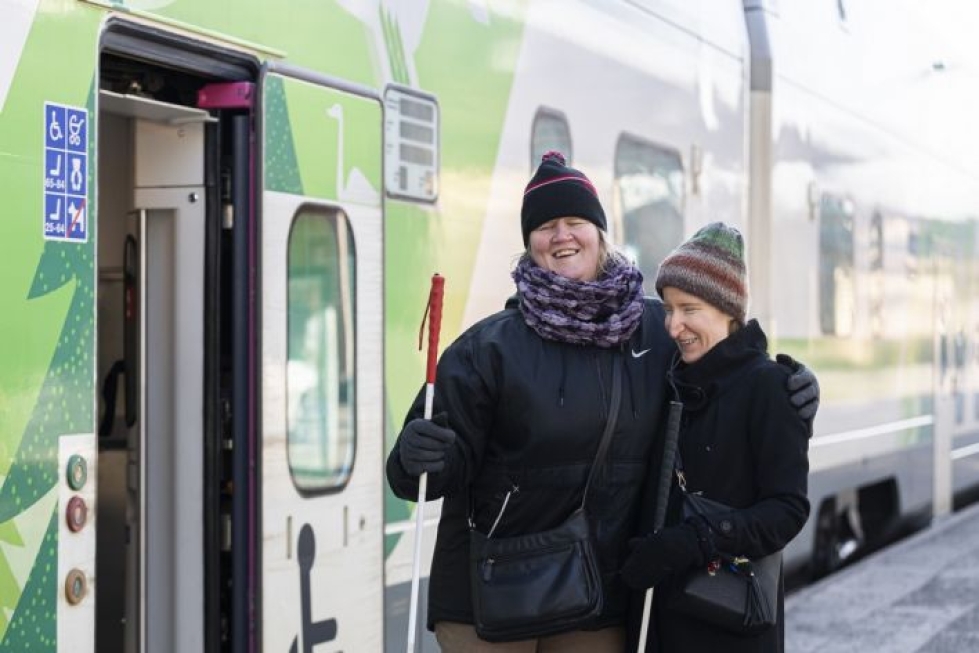 Riikka Kannisto (vas.) ja Sanna Astikainen ovat sokeudestaan huolimatta tottuneita reissaajia. Molemmat ovat matkustaneet ulkomaille myös yksin.