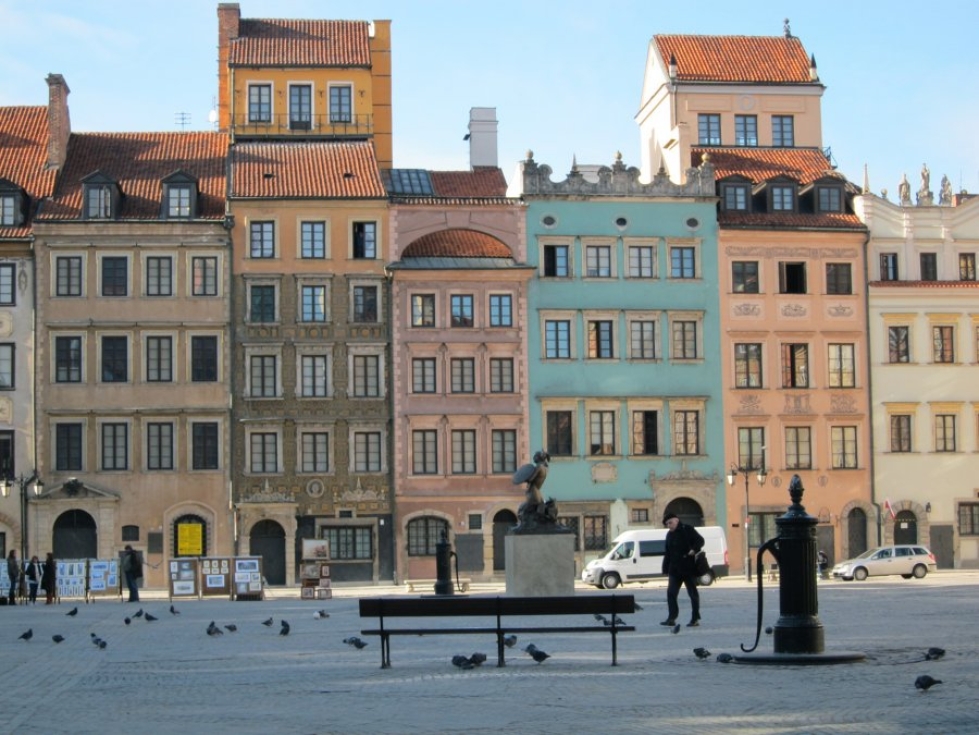 Varsovan vanhankaupungin aukiolla voi ihastella värikkäitä ja koristeellisia taloja.