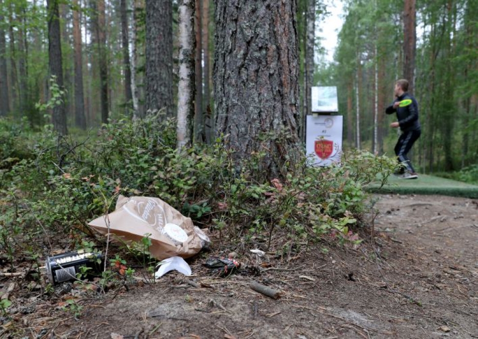 Lykynlammella roskaaminen on muodostumassa ongelmaksi. Kuvassa oleva frisbeegolfin harrastaja ei roskannut luontoa vaan keskittyi pelaamiseen.