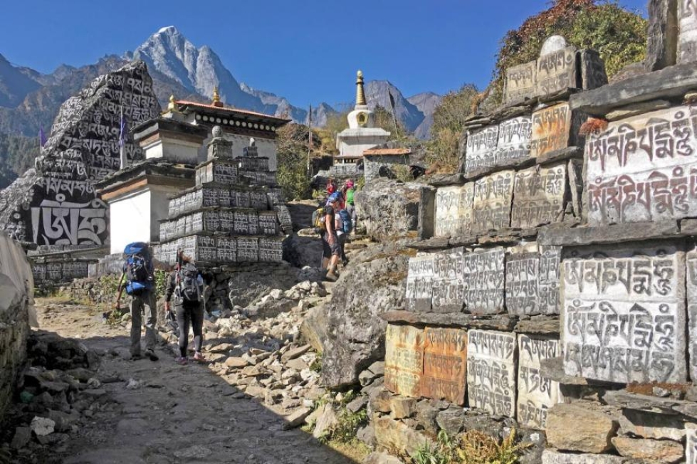 Himalajan rinteillä näkee buddhalaisia stupia (kypärän- tai kellonmutoinen rakennus), mantroilla koristeltuja kiviä ja mani stone -laattoja. Mantrojen maalaaminen ja kaivertaminen on osa uskonnollista rituaalia.