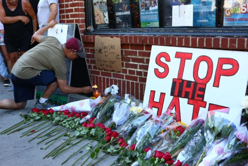Yhdysvalloissa on pidetty muistotilaisuuksia Orlandon klubiampumisen uhreille ympäri maata. Mies jätti tervehdyksensä muistoseinustalle New Yorkissa. LEHTIKUVA/AFP
