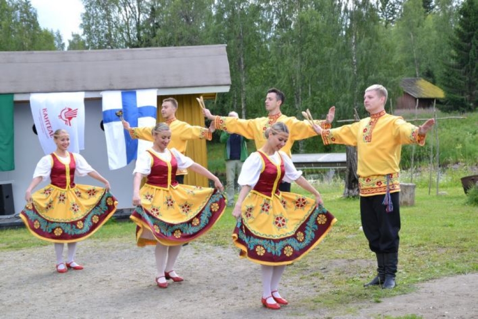 Päivän pääesiintyjä Karjalan kansallinen tanssi- ja lauluyhtye Kantele tarjosi huikean setin tanssia ja musiikkia.