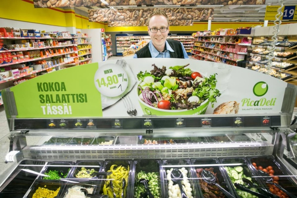 Noljakan S-markettiin avattiin salaattibaari noin kuukausi sitten. Marketpäällikkö Jaakko Malinen siistii kärryä.