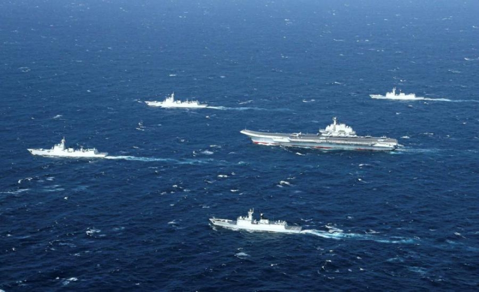 Kiinan laivasto partioi Etelä-Kiinan merellä. Lentotukialus Liaoning on laivaston ylpeys.