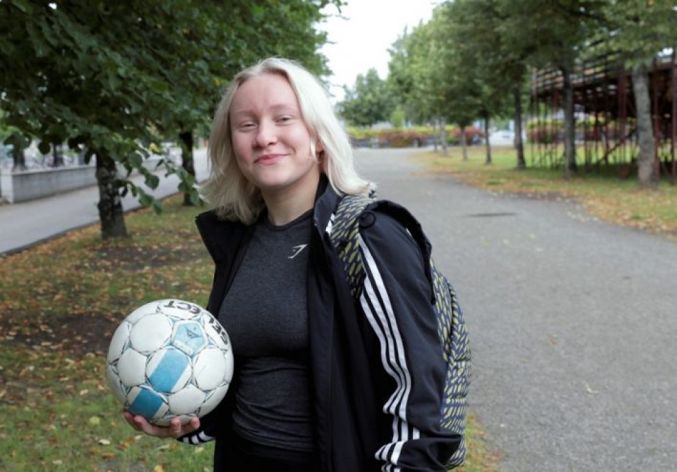 Ennen jalkapalloa Bettina Peltoniemellä ei ollut liikuntaharrastuksia. Seitsemän vuotta sitten laji vei mennessään, ja nyt Peltoniemi pelaa hyökkääjänä FC Hertassa. 