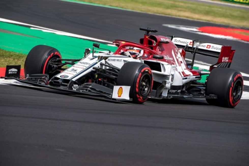 Alfa Romeon F1-tallissa ajavat Kimi Räikkönen ja italialainen Antonio Giovinazzi.  LEHTIKUVA / AFP