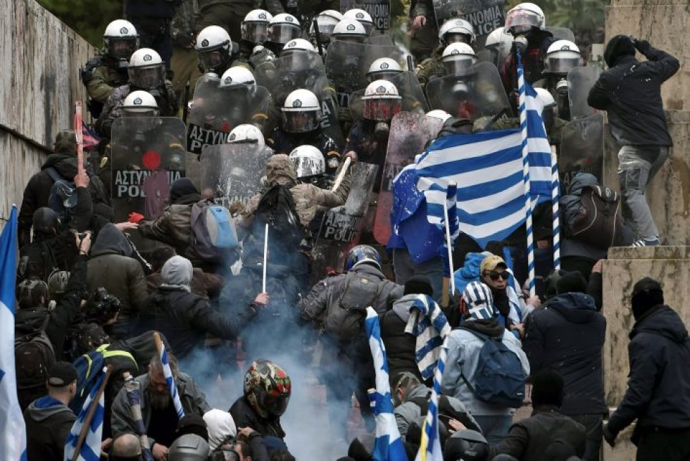 Nimisopimusta vastustavia mielenosoittajia kahinoimassa poliisien kanssa eilen lähellä Kreikan parlamenttia. LEHTIKUVA/AFP