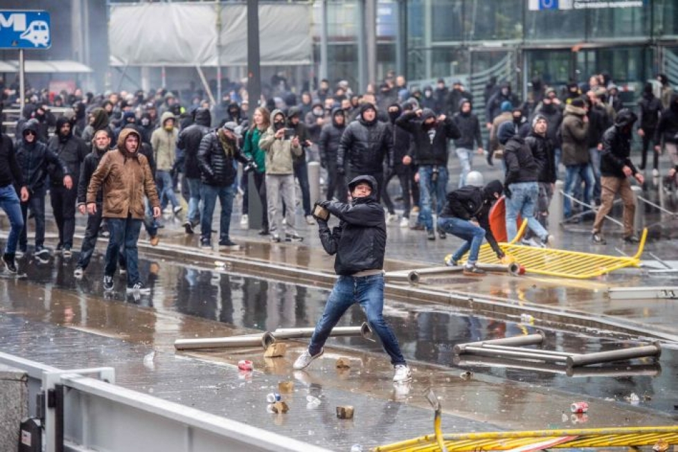 Poliisi puuttui EU:n hallintokortteleissa liikkuvien mielenosoittajien toimiin sen jälkeen, kun nämä alkoivat paiskoa kiviä ja ampua ilotulitusraketteja. LEHTIKUVA/AFP