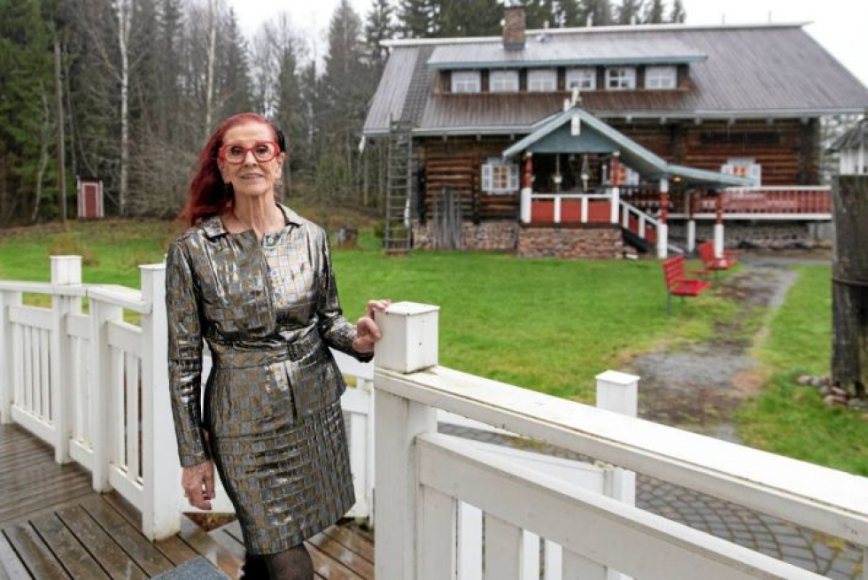 Hyrsylän Mutkan emäntä, yrittäjä ja tanssinopettaja Aira Samulin on Vuoden Lotta 2021. Koronaepidemia kurittaa myös Hyrsylän Mutkan matkailua.