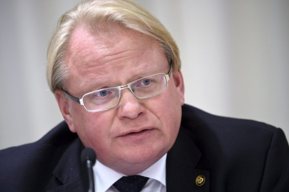 Puolustusministeri Hultqvistin mielestä tarkan prosenttiluvun sijaan pitäisi keskittyä siihen, miten Ruotsin puolustusta konkreettisesti vahvistetaan. LEHTIKUVA / MARTTI KAINULAINEN
