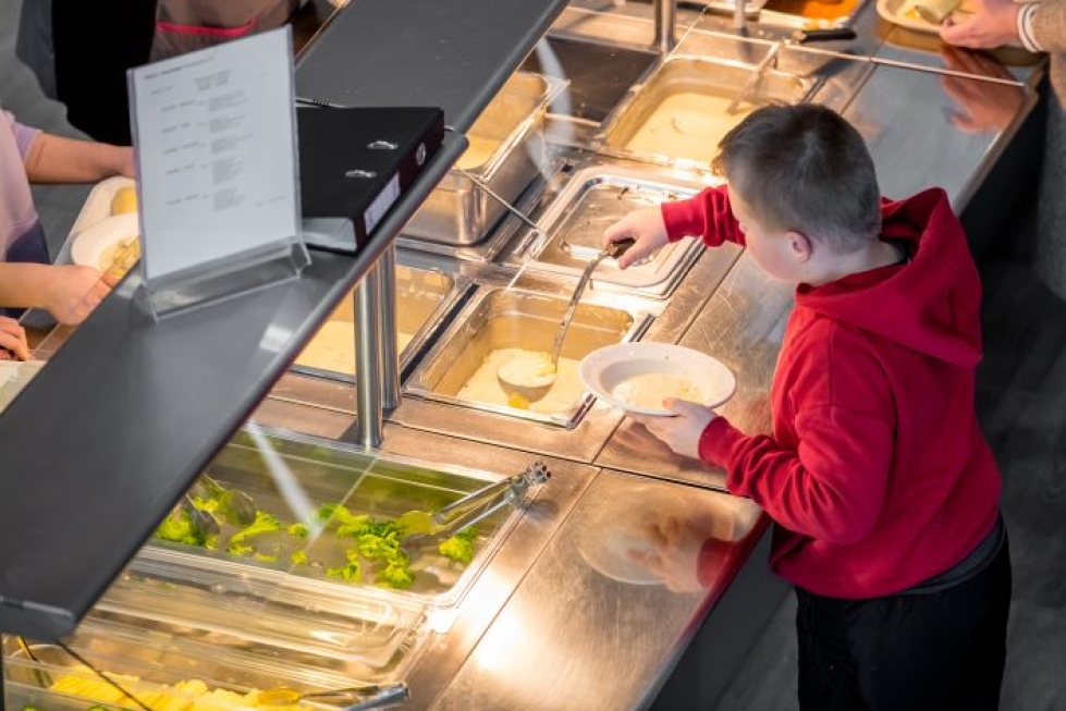 Myös valtioneuvosto suosittaa lisäämään kuntaruokailussa lähiruokaa. Kuvassa Outokummun Kummun koulun oppilaat ruokailemassa.