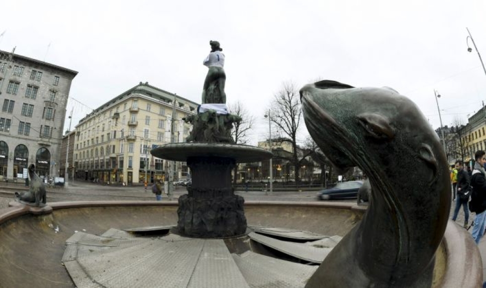 Havis Amandan patsas sai marraskuussa päälleen Suomen jalkapallomaajoukkueen Huuhkajien pelipaidan. LEHTIKUVA /Martti Kainulainen