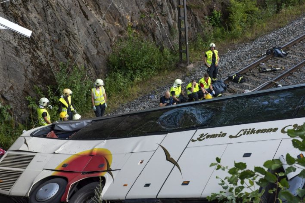 Onnettomuus tapahtui Kuopiossa 24. elokuuta, kun bussi syöksyi kaiteen läpi sillalta rautatielle.