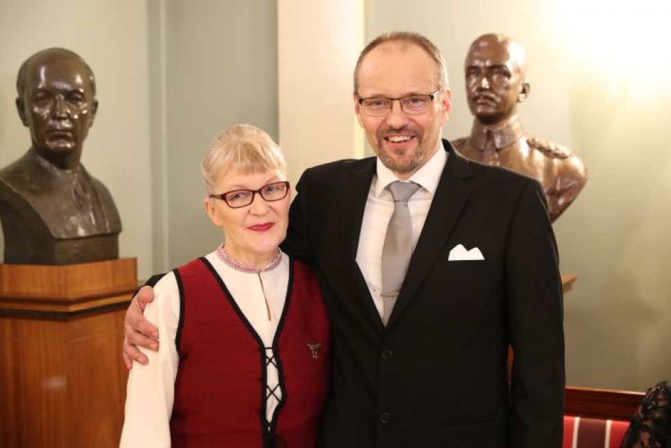 Jouni Heiskanen puolisonsa Maija-Leena Heiskasen kanssa oli yksi yllätyksenä kutsun saaneista vieraista.