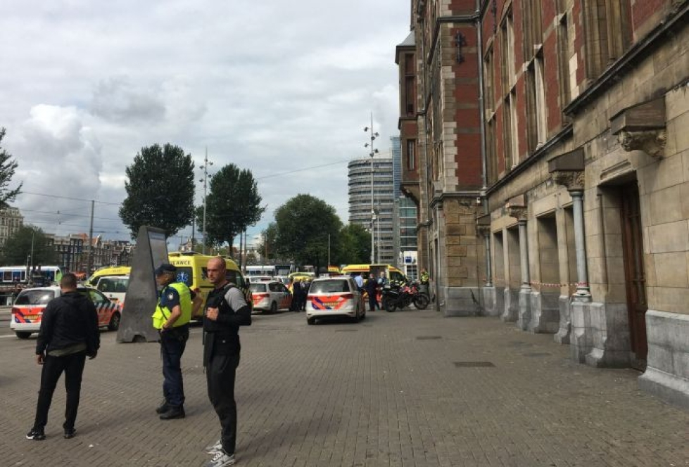 Korjattu: Kahta yhdysvaltalaista (ei kaksi) puukotettiin Amsterdamin päärautatieasemalla. Lehtikuva/AFP