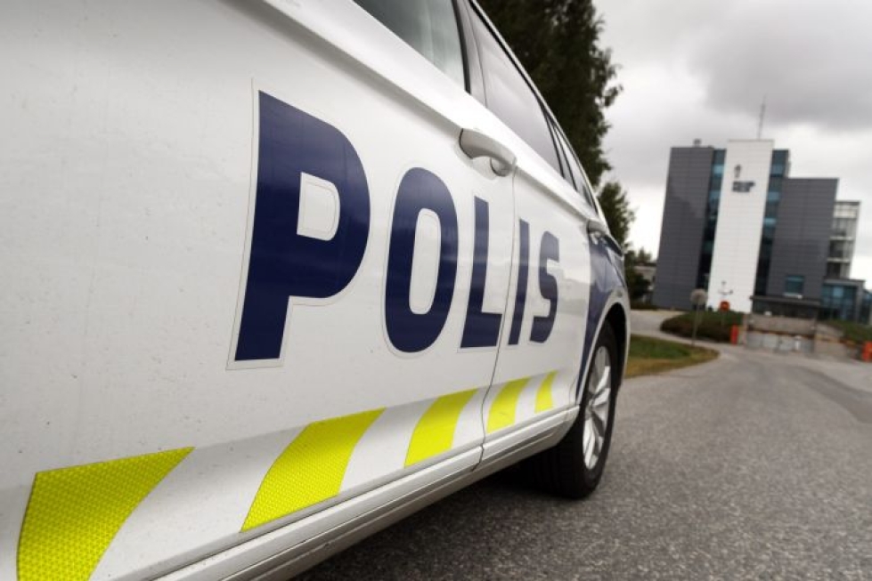 Poliisi kertoi lauantaina hieman iltakahdeksan jälkeen, että Järvenpään keskustasta oli kuulunut laukauksia. LEHTIKUVA / RONI REKOMAA