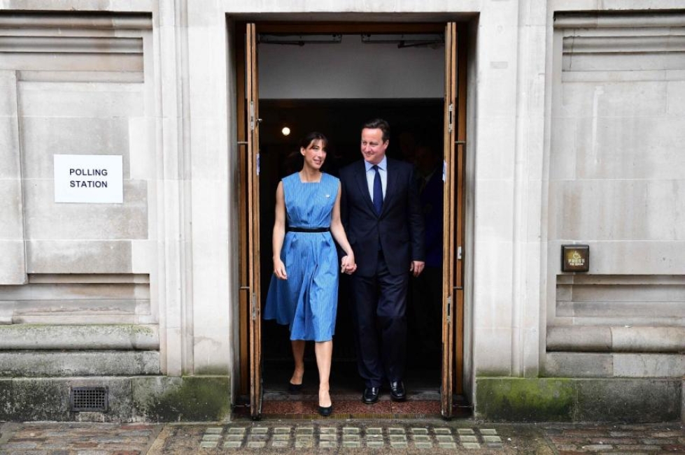 Pääministeri David Cameron kävi äänestämässä Lontoossa vaimonsa kanssa. LEHTIKUVA/AFP