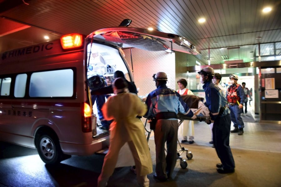 Potilaita evakuoitiin Kumamoton sairaalasta, joka oli vaarassa sortua viime päivien voimakkaiden maanjäristysten takia. LEHTIKUVA/AFP