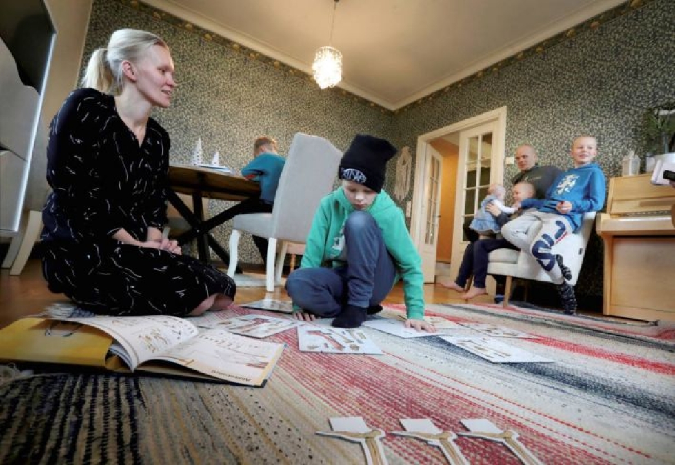 Joensuulaisessa Savolaisen perheessä opiskellaan kotikoulussa.