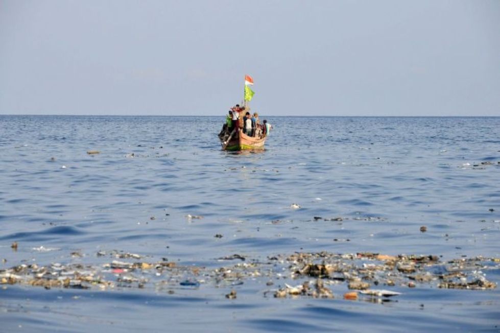 Turmakoneen jäänteitä kellui meressä Jaavan edustalla maanantaina. Lehtikuva / AFP