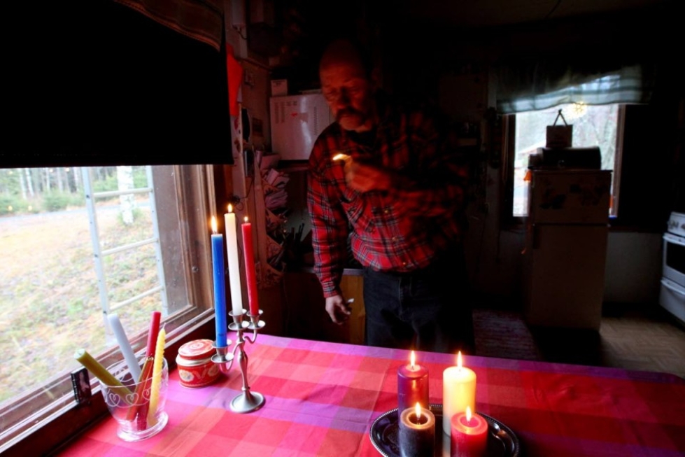 Tuupovaaralainen Matti Pesonen pitää perinteisistä kynttilöistä.
– Kokemus on osoittanut, että sähkövalot kestävät vain sen yhden talven.