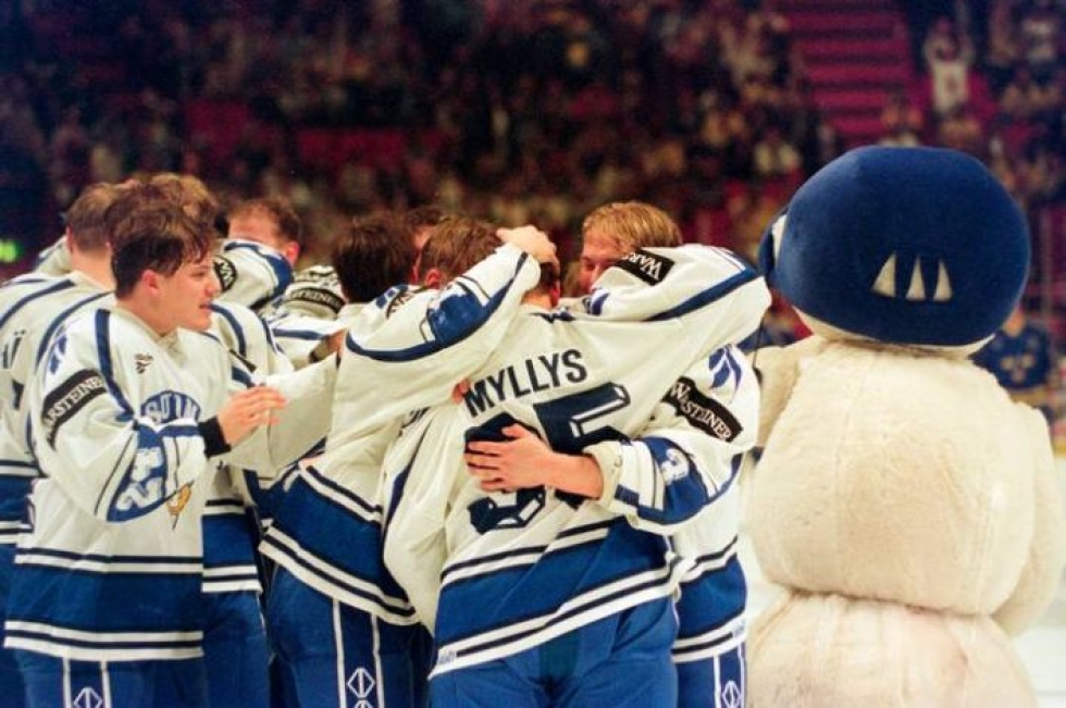 Sami Kapanen (vas.) oli voittamassa Suomen ensimmäistä maailmanmestaruutta keväällä 1995. 
