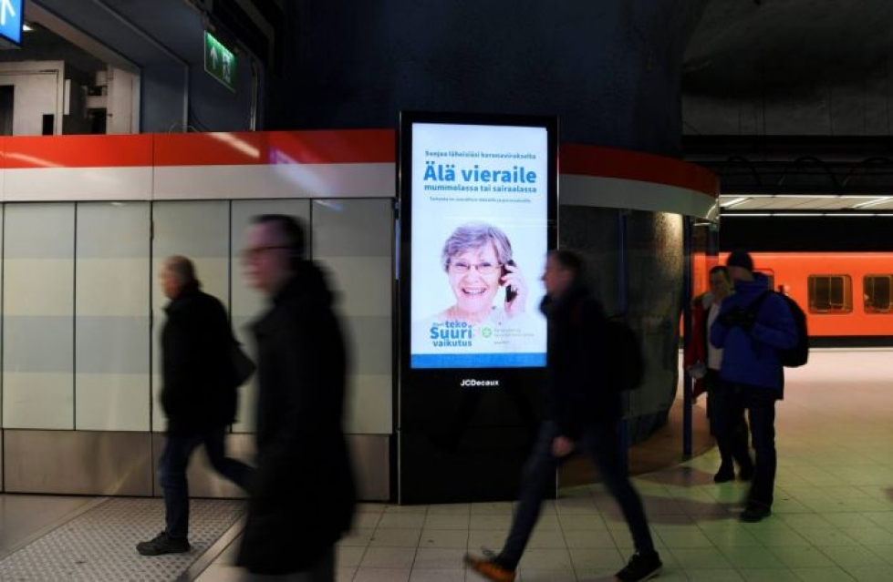 Viranomaiset aloittivat ison koronavirustietoutta lisäävän mainoskampanjan. Näin suomalaisia neuvottiin Ruoholahden metroasemalla Helsingissä perjantaina 20.maaliskuuta.