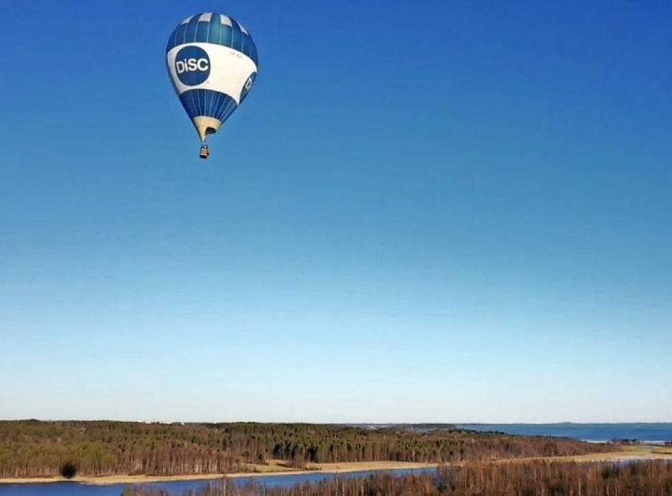 Jarno Artika sattui paikalle kuvaamaan kuumailmapallon lähtöä perjantaina illalla.