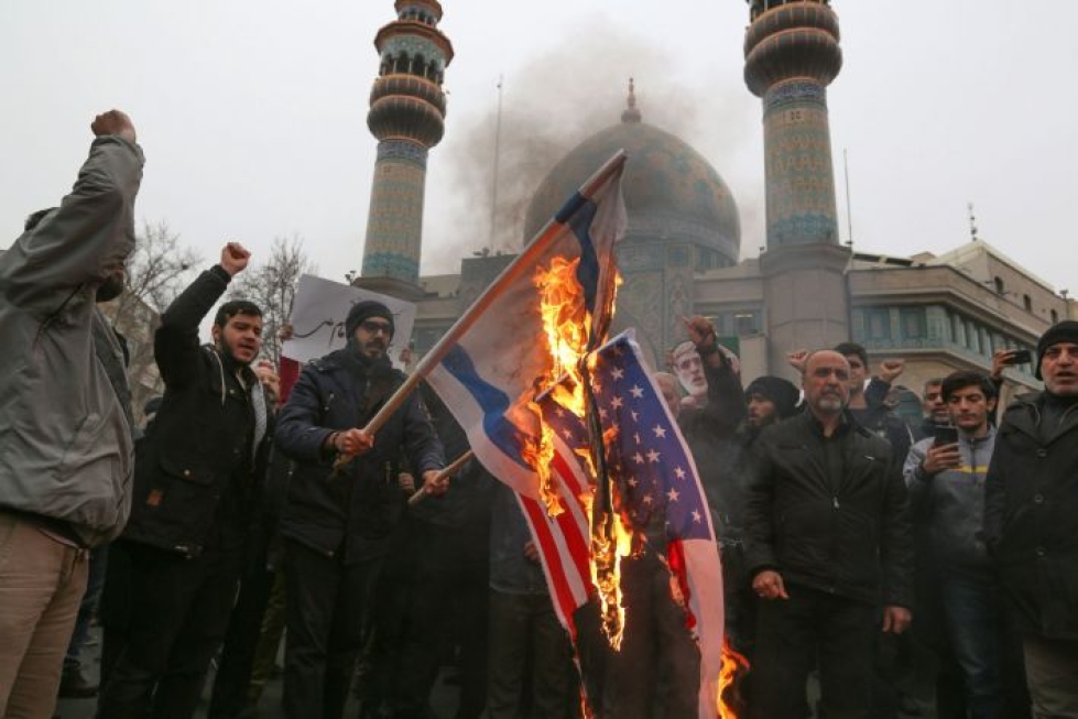 Marssijat polttivat Yhdysvaltain ja Israelin lippuja, huusivat iskulauseita ja uhosivat kostoa kenraalin surmaajille. LEHTIKUVA/AFP