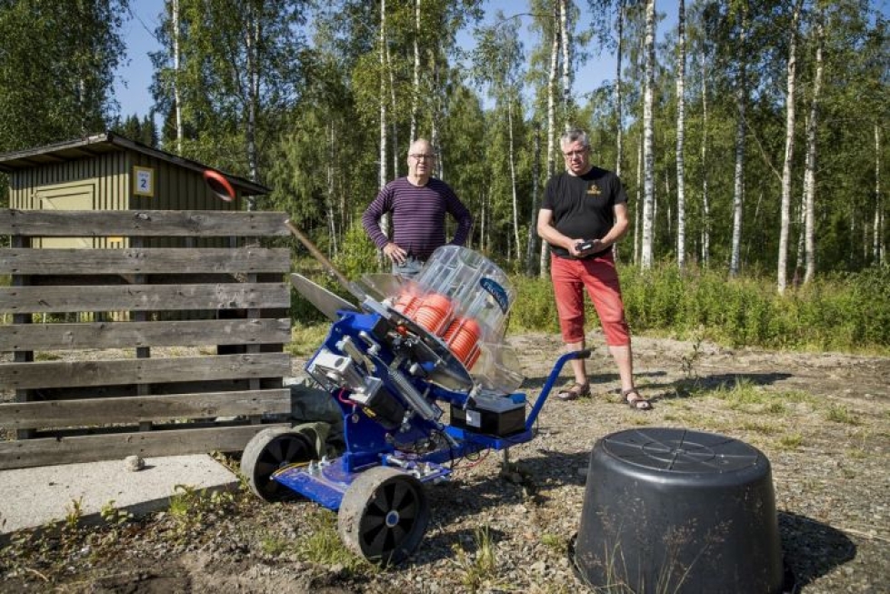 Jarmo Tanninen (oik) ja Timo Pöllänen näyttävät, miten uudet savikiekonheittimet toimivat.
